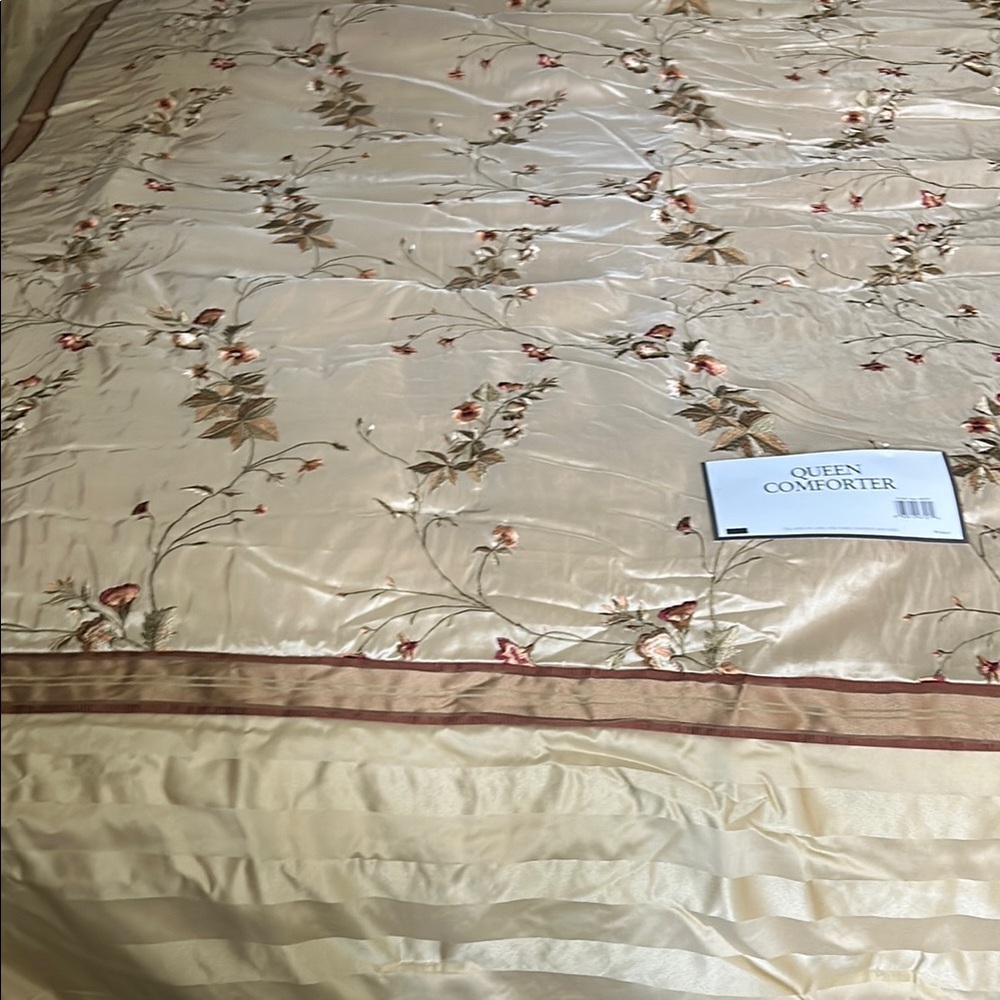 Queen Comforter Luxurious Cream Floral